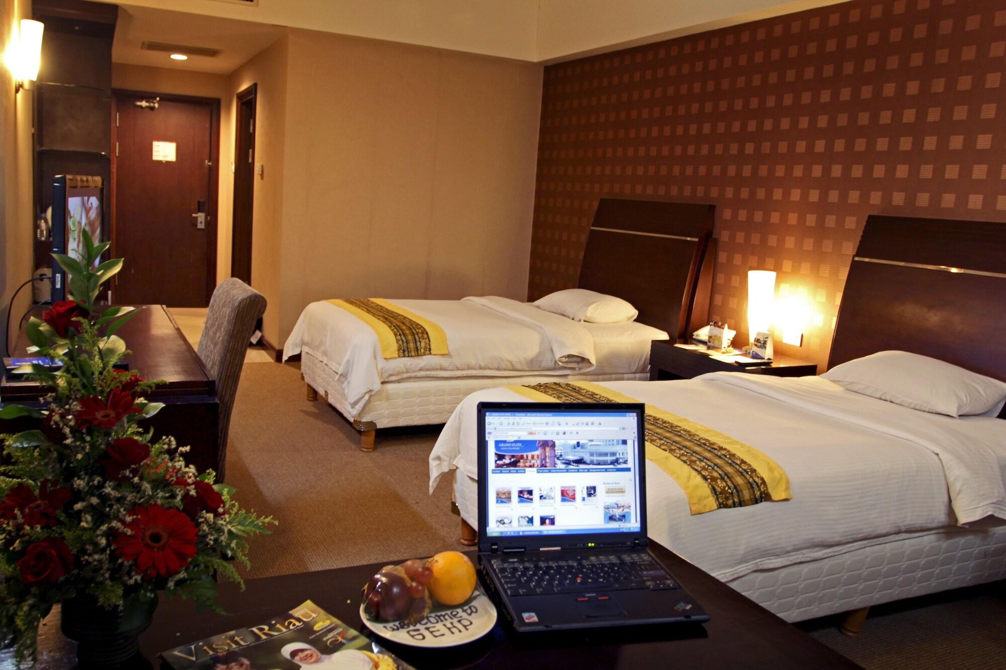 Grand Elite Hotel Pekanbaru Esterno foto