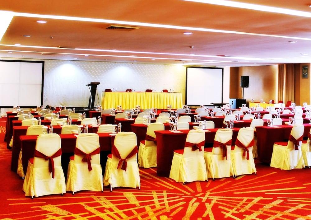Grand Elite Hotel Pekanbaru Esterno foto