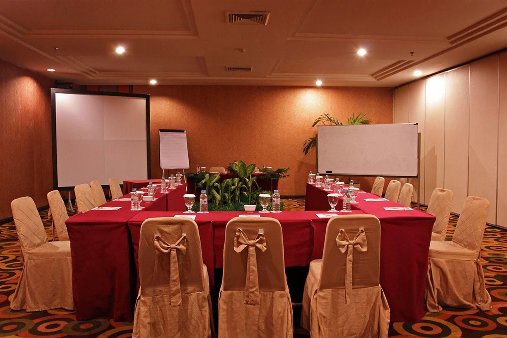 Grand Elite Hotel Pekanbaru Esterno foto